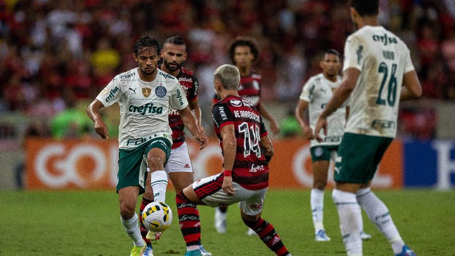Gustavo Scarpa disputa lance com Arrascaeta, na partida entre Flamengo e Palmeiras - AGIF