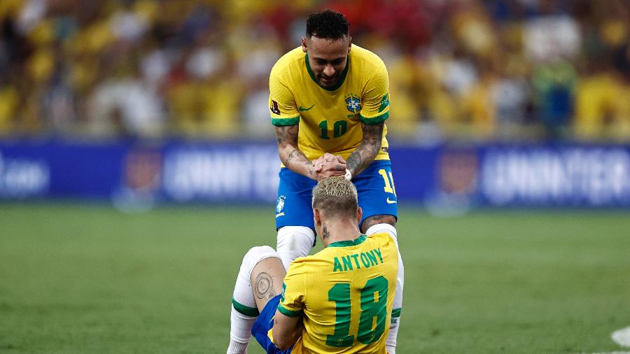 Neymar ajuda Antony durante jogo entre a seleção brasileira e o Chile pelas Eliminatórias  - Buda Mendes/Getty Images