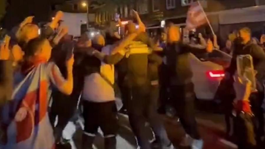 Turcos "cativaram" autoridade, que festejou o título nacional do Trabzonspor ao lado dos torcedores em rua holandesa - Reprodução/Twitter