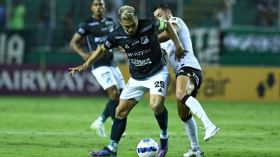 Giuliano tenta roubar a bola durante Deportivo Cali x Corinthians, jogo válido pela Libertadores - NELSON RIOS / Divulgação / Conmebol