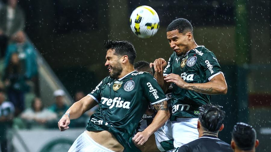 Murilo e Luan, do Palmeiras, durante o lance do gol anulado contra o Botafogo no Brasileirão - Marcello Zambrana/AGIF