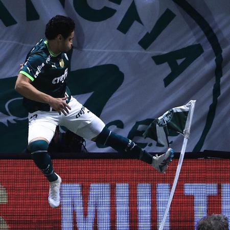 Raphael Veiga, do Palmeiras, tomou cartão amarelo por sua marca registrada