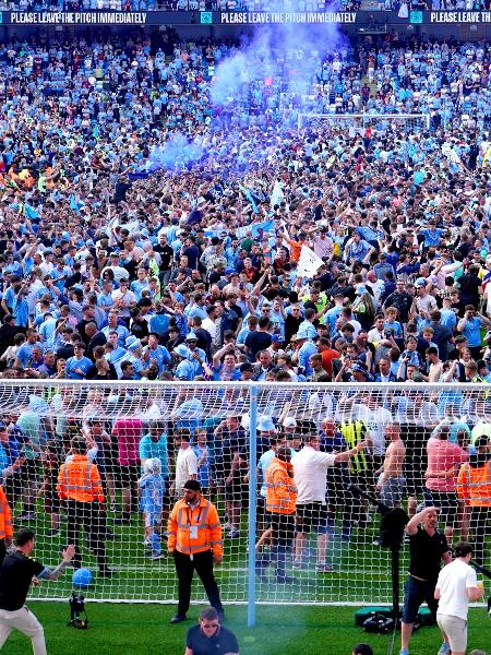 Torcedores do Manchester City invadiram o gramado para comemora o título do Campeonato Inglês - Martin Rickett - PA Images/PA Images via Getty Images