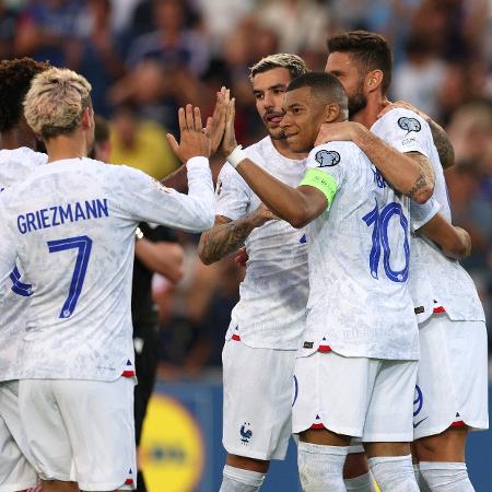 Jogadores da França comemoram gol de Mbappé sobre Gibraltar, pelas Eliminatórias da Euro - Violeta Santos/Reuters