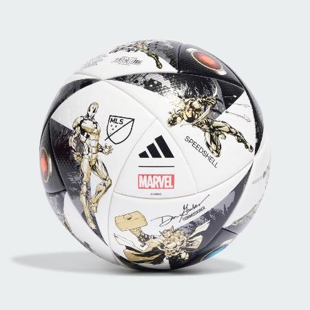 Bola em homenagem aos Vingadores feita pela Adidas em colaboração com a MLS - Divulgação/Adidas