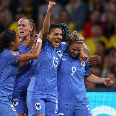 Le Sommer, da França, comemora gol contra a seleção brasileira pela Copa do Mundo feminina