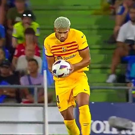Ronald Araújo, do Barcelona, pegou bola com a mão durante jogo do Espanhol