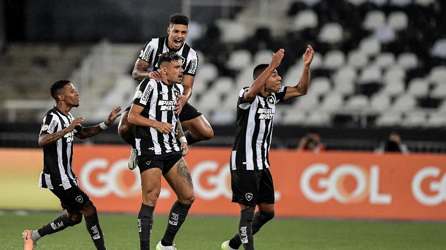 Tiquinho Soares, do Botafogo, comemora após marcar contra o Goiás, pelo Brasileirão