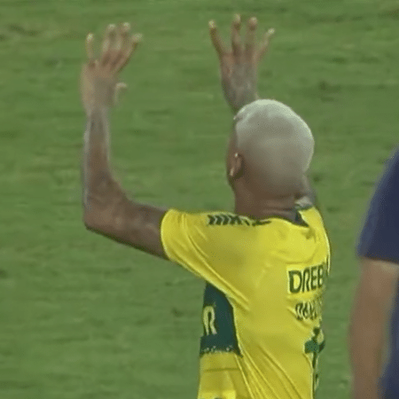 Deyverson faz número nove com os dedos da mão após ser vaiado no empate do Cuiabá com o Cruzeiro