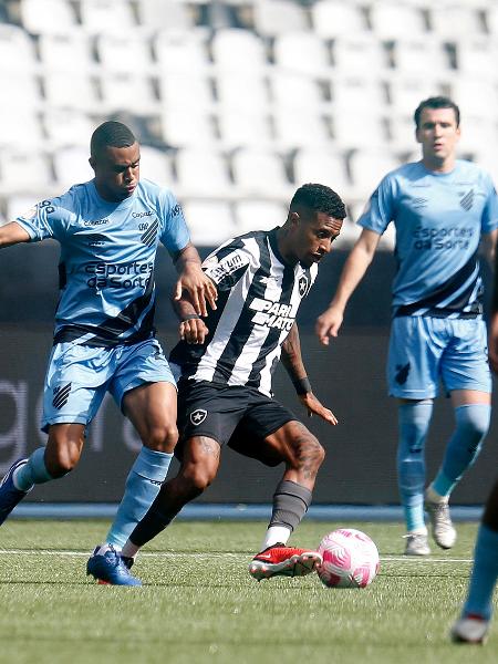 Tche Tche, do Botafogo, conduz a bola e é marcado de perto por jogadores do Athletico-PR, em jogo no Nilton Santos Tche Tche, do Botafogo, conduz a bola e é marcado de perto por jogadores do Athletico-PR, em jogo no Nilton Santos