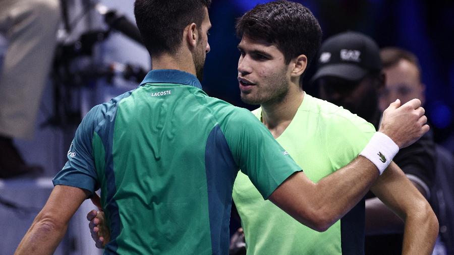 Novak Djokovic e Carlos Alcaraz se abraçam após duelo nas semifinais do ATP Finals de 2023