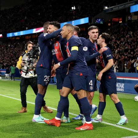 PSG comemora gol de Mbappe na Ligue 1, contra o Monaco