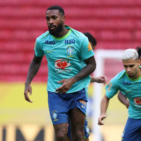 Gerson durante treino da seleção brasileira