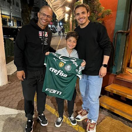 Alex homenageia Raphael Veiga pelos 100 gols no Palmeiras