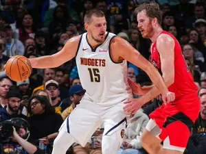 Jokic anota triplo-duplo e lidera os Nuggets à vitória sobre os Rockets