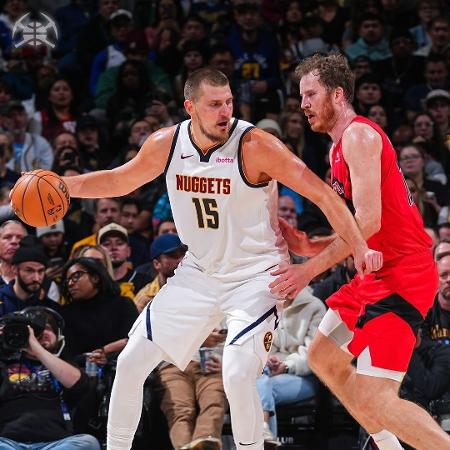 Nikola Jokic com a bola na partida do Denver Nuggets diante do Houston Rockets pela NBA