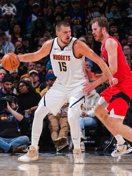 Nikola Jokic com a bola na partida do Denver Nuggets diante do Houston Rockets pela NBA