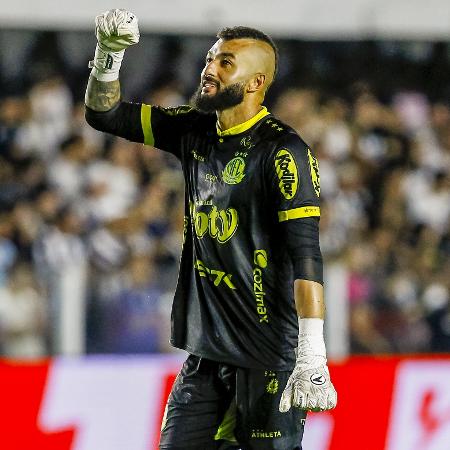 Alex Muralha, goleiro do Mirassol, durante jogo contra o Santos pela Série B do Brasileirão