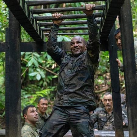 Ex-Chelsea, Malouda realizando treinamento na Amazônia com o exército francês