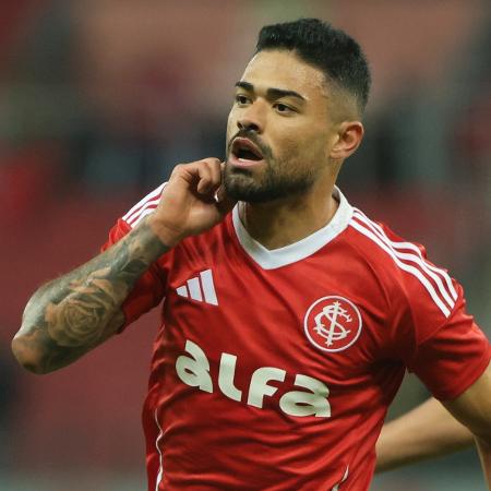 bruno tabata garantiu a vitória gaúcha no beira-rio já nos acréscimos do 2º tempo