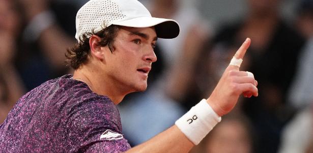 João Fonseca sobe no ranking no saibro e agora mira os torneios na grama