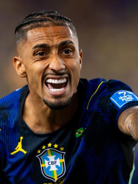Raphinha gesticula durante Brasil x Haiti, duelo da Copa do Mundo