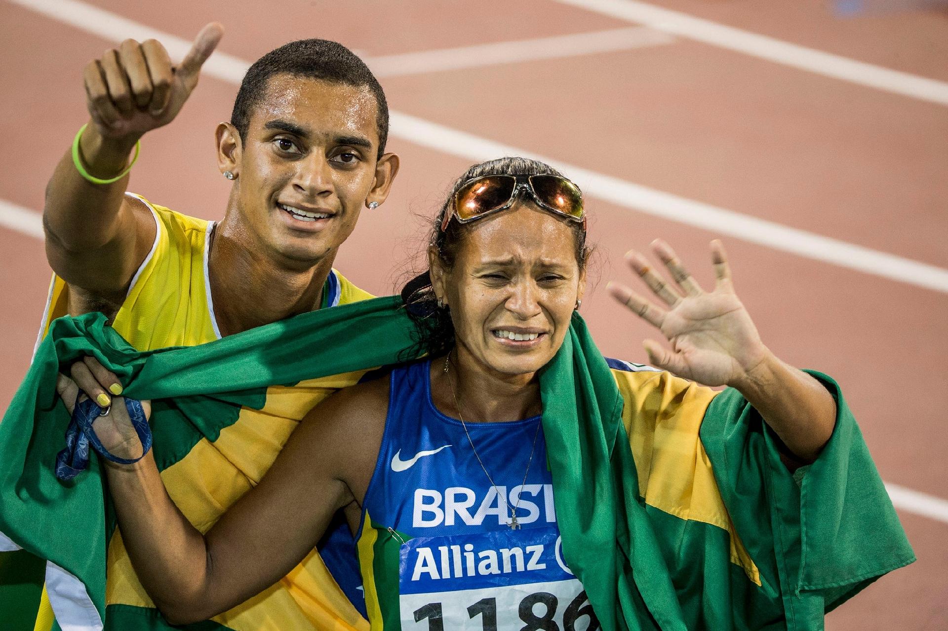 Renata Bazone celebra ouro nos 800m T11 no Mundial de Atletismo Paralímpico de 2015, em Doha - undefined