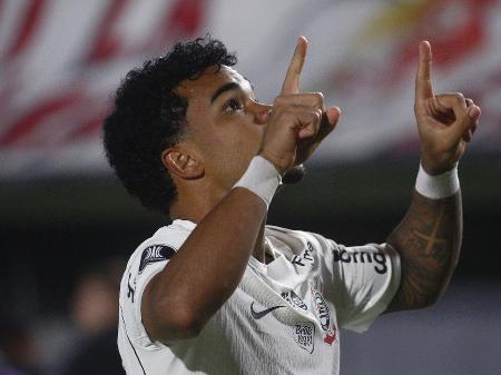 kaio-cesar-celebra-gol-marcado-pelo-corinthians-na-argentina-sobre-o-estudiantes-1789006565454_v2_450x337 Corinthians segue vivo na Libertadores: empate na Argentina mantém esperança de semifinal em Itaquera