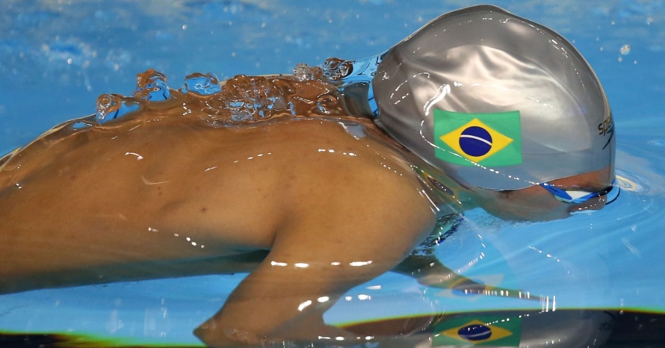 Brandonn Almeida cai na água na bateria eliminatória dos 400m medley masculino