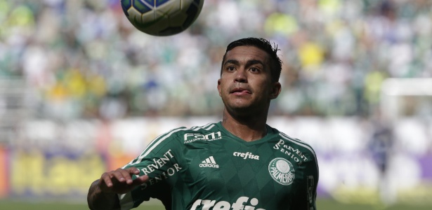 Dudu domina a bola em jogo entre Palmeiras e Atlético-PR pelo Campeonato Brasileiro - Fabio Braga/Folhapress