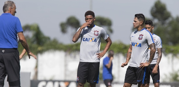 Tite conversa com André e Giovanni Augusto durante treino do Corinthians - Daniel Augusto Jr/Agência Corinthians 
