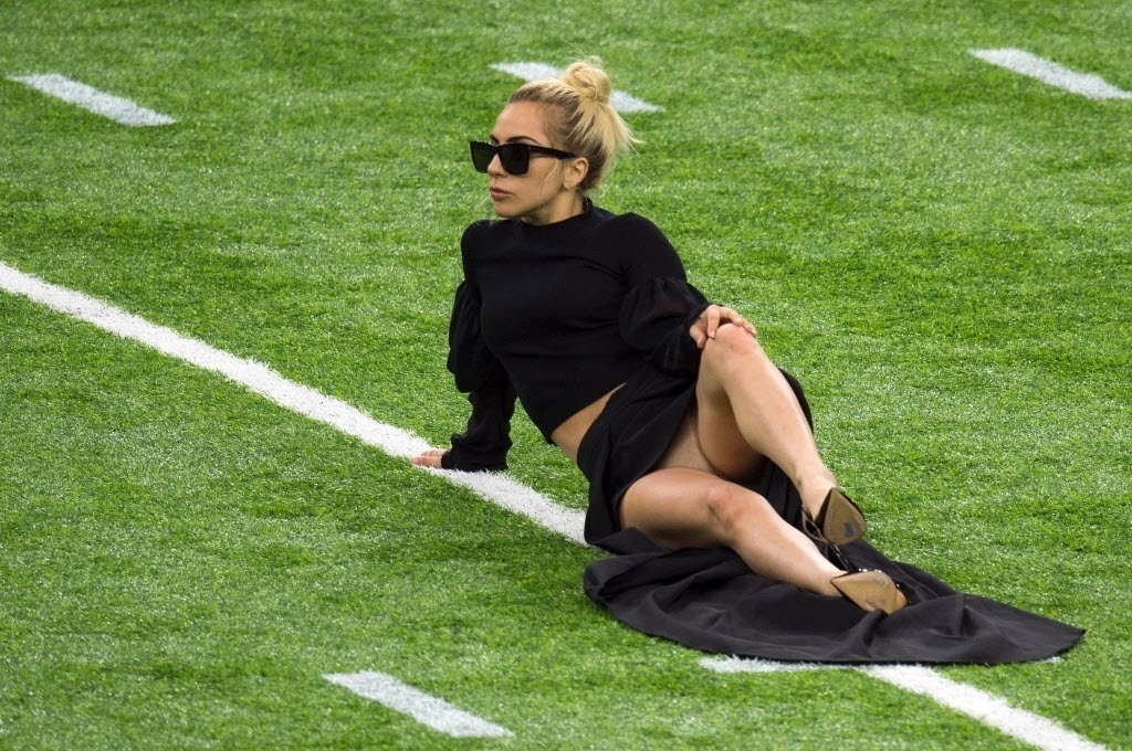 Lady Gaga, que fará o show do intervalo do Super Bowl 51, posa para foto no gramado antes de Patriots x Falcons - AFP PHOTO / VALERIE MACON