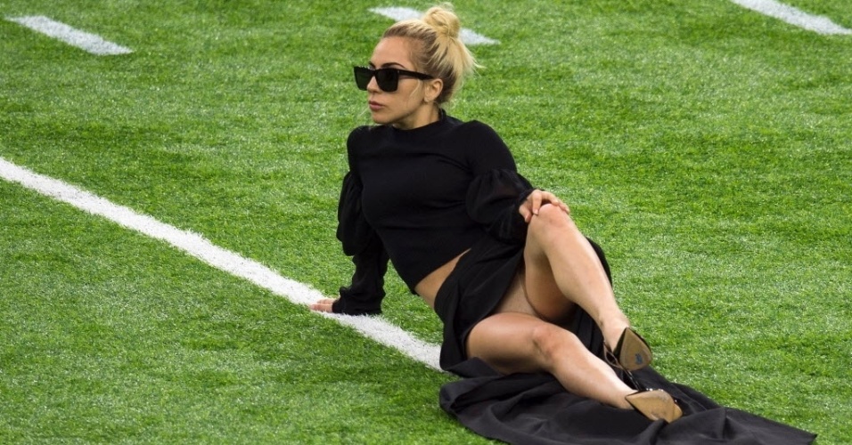 Lady Gaga, que fará o show do intervalo do Super Bowl 51, posa para foto no gramado antes de Patriots x Falcons