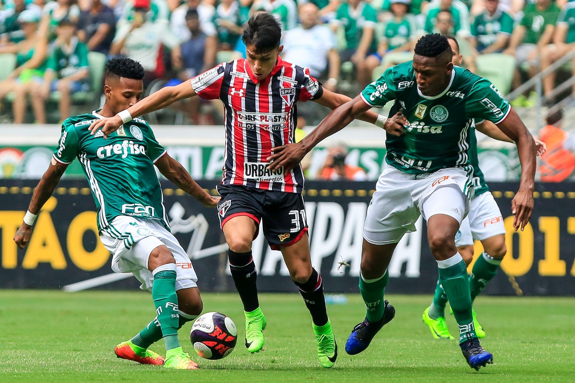 Luiz Araújo tenta escapar da marcação de Tchê Tchê e Mina - Ale Cabral/AGIF