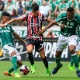 Luiz Araújo tenta escapar da marcação de Tchê Tchê e Mina - Ale Cabral/AGIF