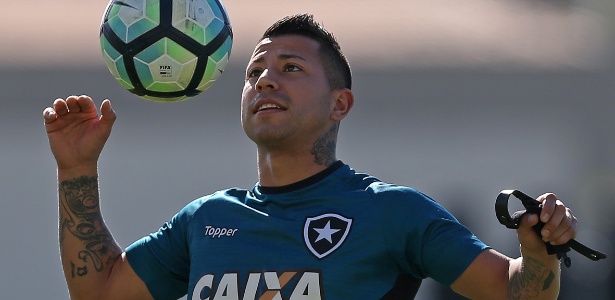 Leo Valencia ainda não regularizou sua situação no Botafogo - Vitor Silva/SSPress/Botafogo