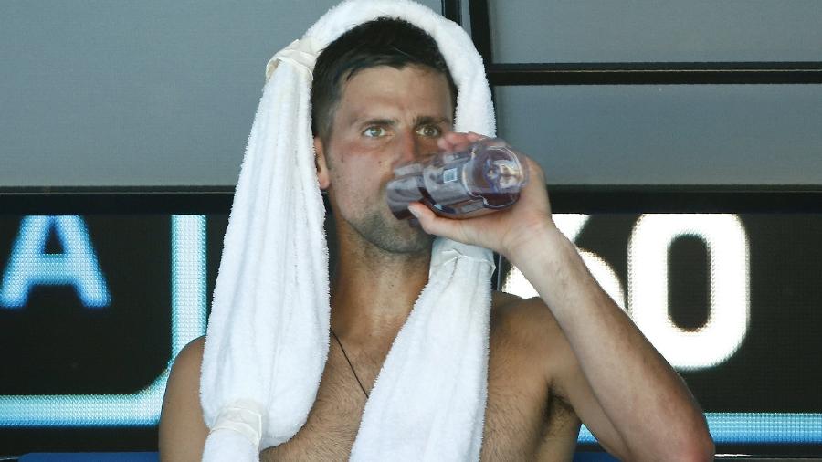 Djokovic se refresca em intervalo de partida contra Monfils - Thomas Peter/Reuters