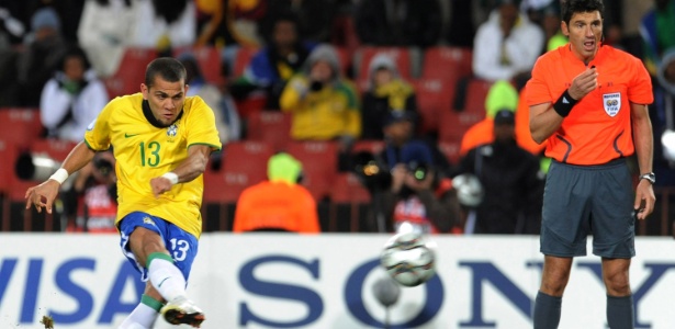 Daniel Alves 2009 - Lefty Shivambu/Gallo Images/Getty Images - Lefty Shivambu/Gallo Images/Getty Images