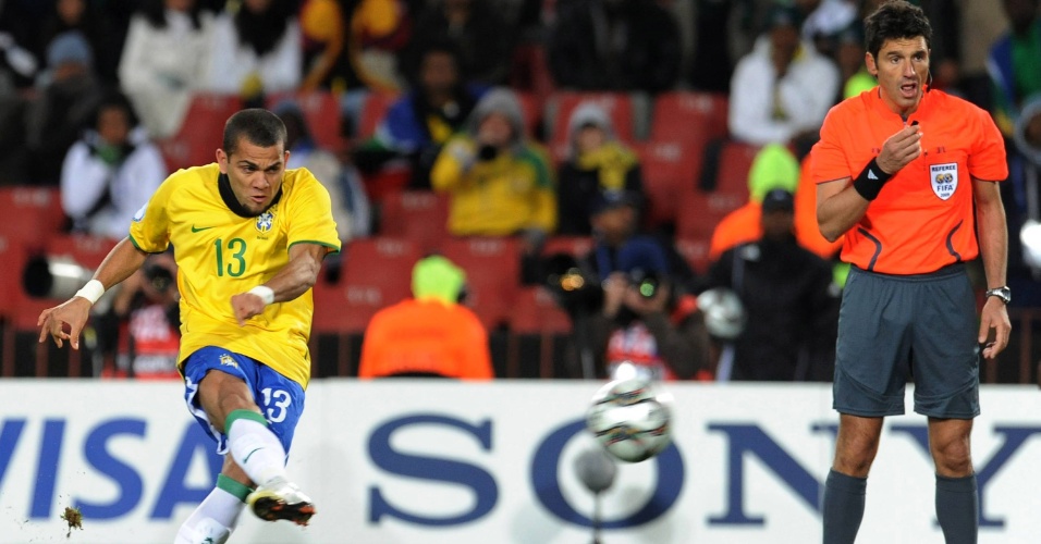 De falta, Daniel Alves faz gol da vitória do Brasil sobre a África do SUl na Copa das Confederações de 2009