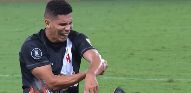 Paulinho se desespera ao machucar o braço no jogo entre Cruzeiro e Vasco, pela Libertadores - Reprodução/SporTV