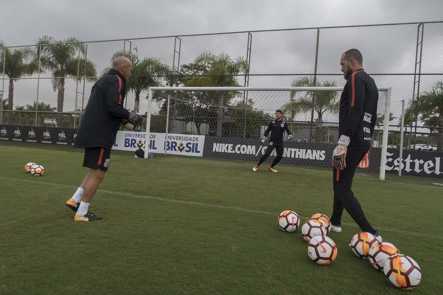 [ENQUETE] Com Cássio suspenso, você escalaria Walter ou daria uma chance à Caíque no confronto contra o Botafogo?
