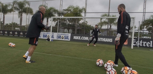 Walter e Caique em ação em atividade comandada pelo preparador de goleiro Mauri - Daniel Augusto Jr. / Ag. Corinthians