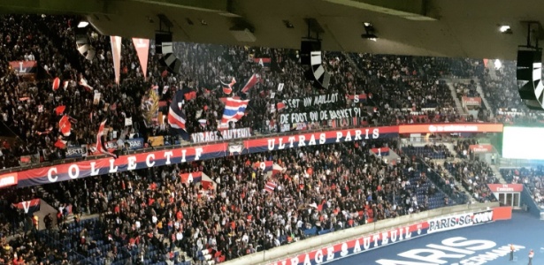 Torcida do PSG protesta contra acordo entre o clube e a Air Jordan - João Henrique Marques/UOL - João Henrique Marques/UOL