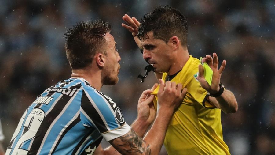 Bressan, do Grêmio, discute com o árbitro Andrés Cunha após pênalti marcada com a ajuda do VAR - Antonio Lacerda/EFE