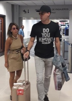 Martín Silva, ao lado da esposa, na chegada ao Paraguai - Twitter do jornalista Elvin Kobs/Deportes Uno - Twitter do jornalista Elvin Kobs/Deportes Uno