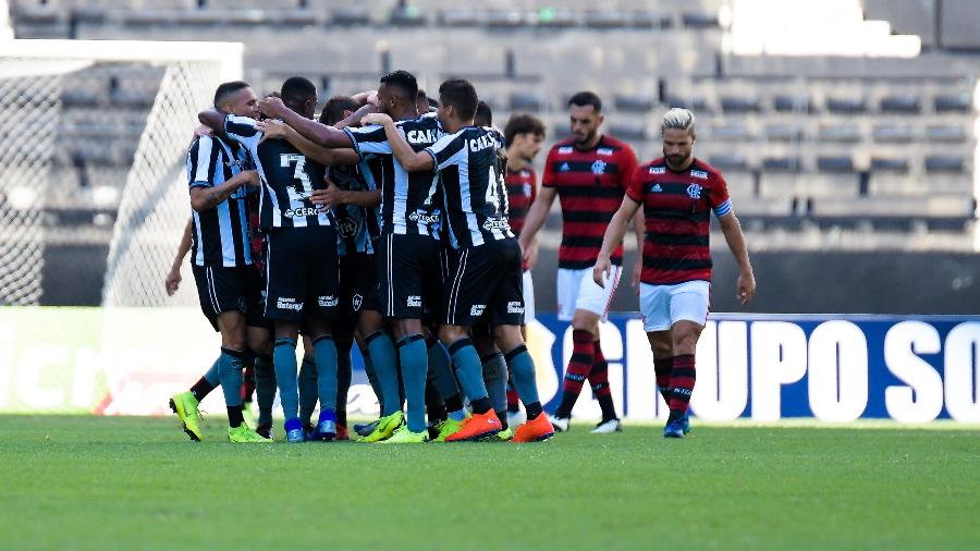 Jogadores do Botafogo comemoram gol de Jean, que abriu placar contra o Flamengo - Thiago Ribeiro/AGIF