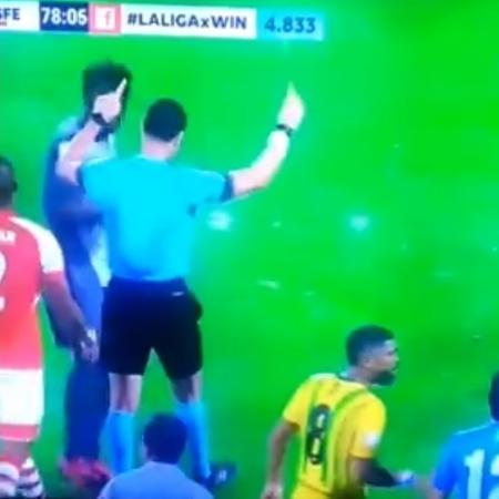 Wilmar Roldán faz gesto do VAR em partida sem árbitro de vídeo - Reprodução