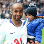 Lucas Moura e seu filho Miguel após vitória do Tottenham - undefined