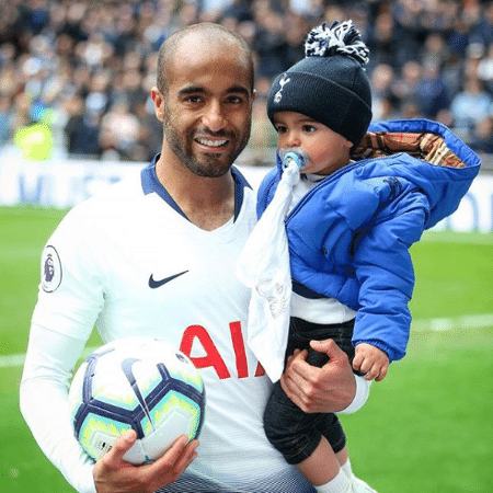 Lucas Moura e seu filho Miguel após vitória do Tottenham - Reprodução/Instagram