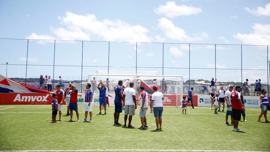 Campo da Cidade Tricolor "invadido" por torcedores durante inauguração do CT - Felipe Oliveira / EC Bahia
